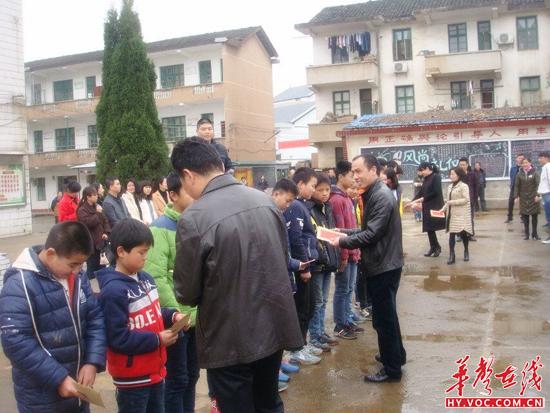给贫困留守学生发放资助金.jpg