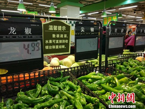 资料图：市民在超市选购蔬菜。<a target='_blank' href='http://chinanews/' _fcksavedurl='http://chinanews/' ></table>中新网</a>记者 李金磊 摄