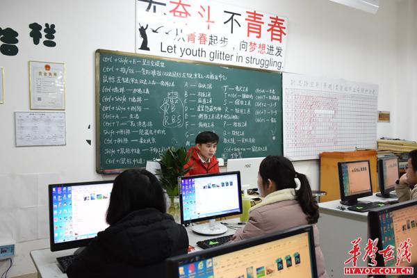 3月21日，陈志军在给同学上课.JPG