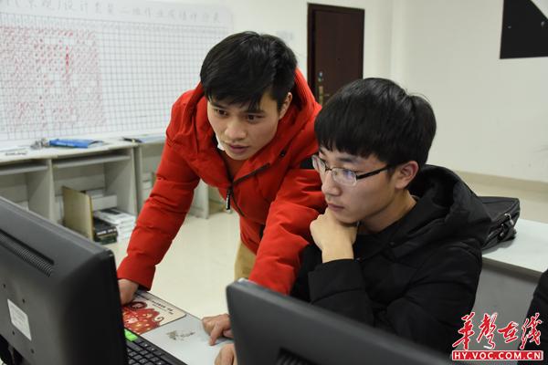 3月21日晚，陈志军在给一学生讲解题目.JPG