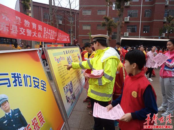 祁东交警在启航学校举行祁东县第22个全国中小学生安全教育活动交警在指导学生观看交通安全教育板报11.JPG