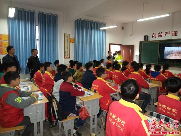 祁东启航学校举行祁东县第22个全国中小学生安全教育活动学生正在观看交通安全教育片1.JPG