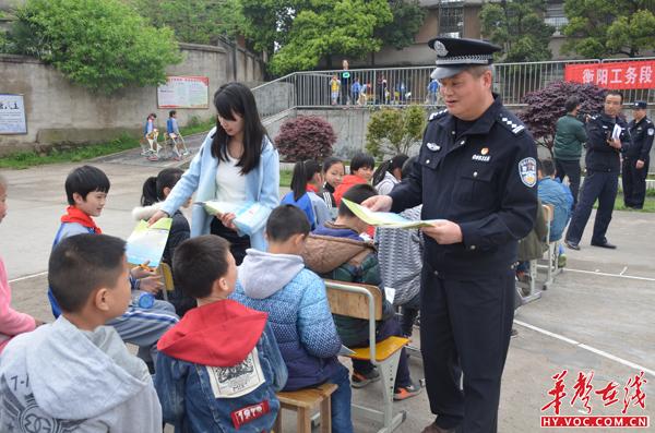 民警为学生发放宣传资料及礼品.JPG