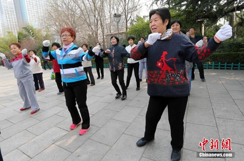 对高龄退休人员、艰苦边远地区企业退休人员，可适当提高调整水平。(资料图)<a target='_blank' href='http://chinanews/'>中新社</a>发 张驰 摄