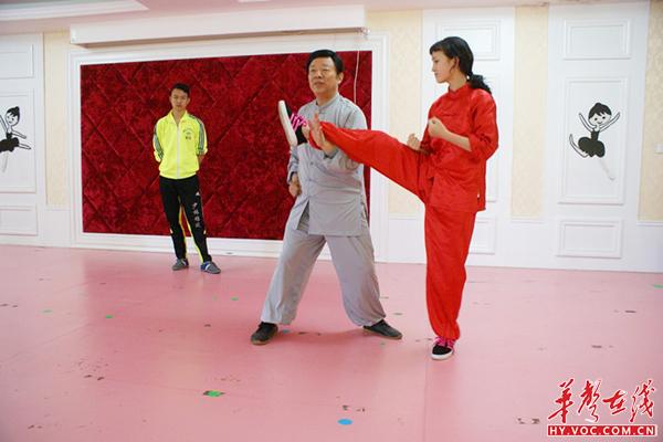 总教练现场示范动作要领.jpg