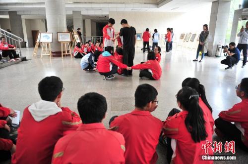 资料图：高考临近，昆明市第一中学组织高三学生参加心理辅导课程。<a target='_blank' href='http://chinanews/' _fcksavedurl='http://chinanews/'></table>中新社</a>记者 刘冉阳 摄