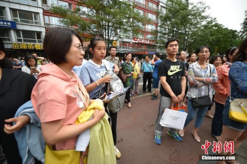 前来送考生参加考试的家长们。北京市考试院日前介绍，今年全市共有61222人报名参加高考，其中，55680人报名参加全国统考，5542人报名参加高职单考单招。 <a target='_blank' href='http://chinanews/' _fcksavedurl='http://chinanews/' ></table>中新网</a>记者 金硕 摄