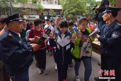 6月7日，山西太原成成中学考点，参加高考的学生陆续进入考场。当日，2016年中国高考正式拉开大幕，中国将有940万考生参加考试。今年的高考，采用全国统一命题试卷的省份增加至26个，此外，作为“作弊入刑”后的首次高考，今年高考考场纪律也被媒体称为“史上最严”。 武俊杰 摄