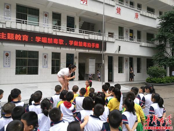 学唱禁毒歌曲.jpg