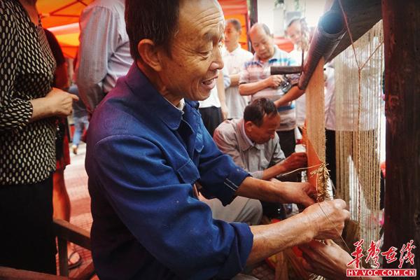 非遗项目祁东草席传统制作技艺代表性传承人樊启顺在为市民展演.JPG