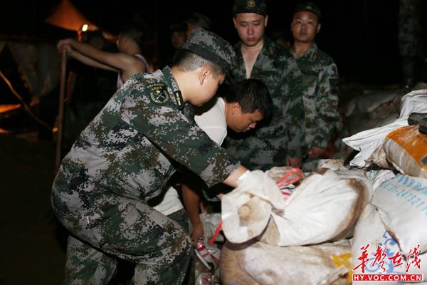 石鼓区民兵应急分队连夜搬运砂石加固堤坝应对洪峰到来.JPG