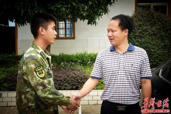 肖县长与消防员握手.jpg