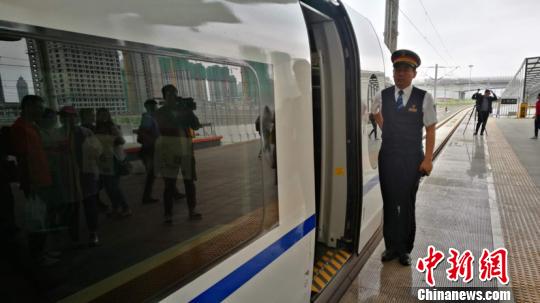 中国高寒地区最长快速铁路哈佳铁路进入试运行阶段