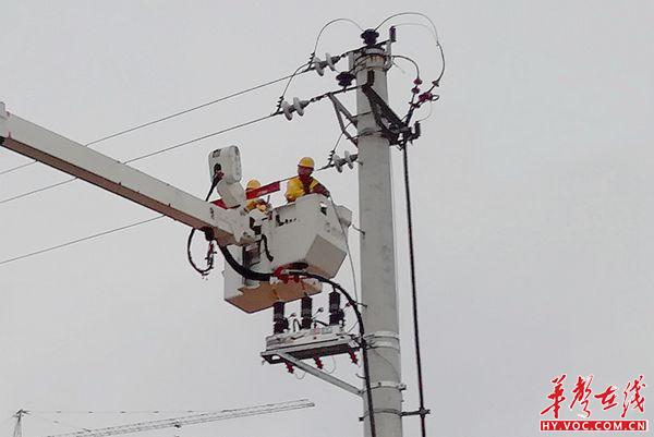 国网衡阳供电公司员工对10千伏平华线#054杆进行带电作业，确保线路安全稳定供电。3_副本.jpg