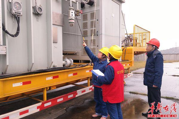 12月7日 ，变电运维人员正在检查移动式直流融冰装置。_副本.jpg