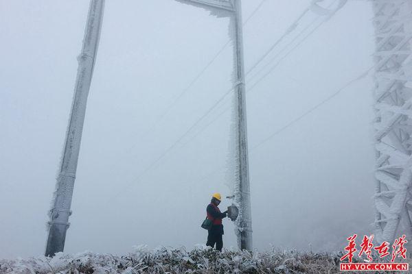 12月8日，在天塘山冰情监测哨所，工作人员正监测线路覆冰情况。_副本.jpg