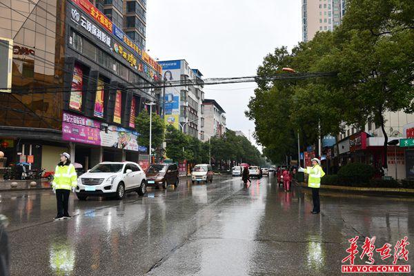 雨中执勤街心公园01_副本.jpg