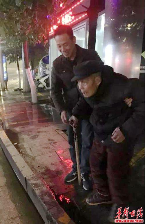 民警救助老人_副本.jpg