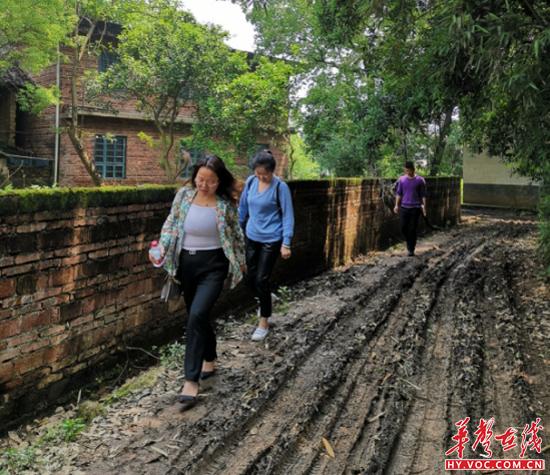 衡山县星源实验学校校长一行走访霞流镇贫困学生.JPG