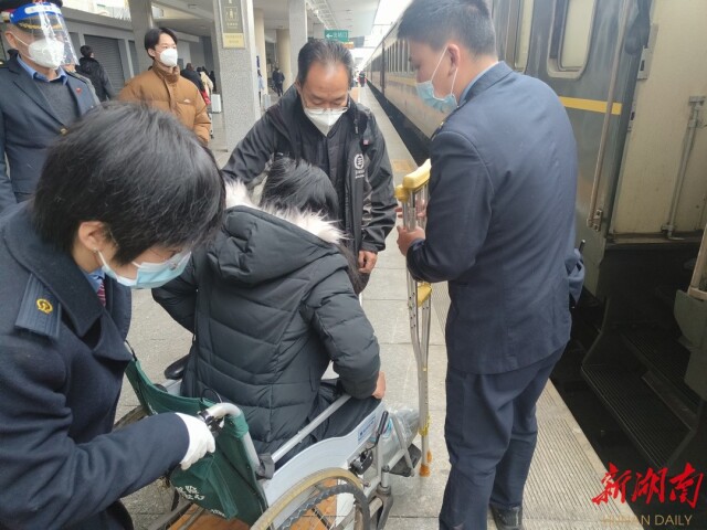 去年以来，衡阳火车站暖心帮扶1000余名重点旅客顺利乘车