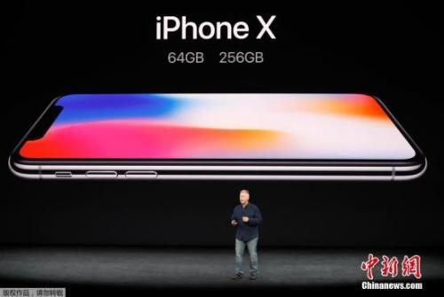 资料图：北京时间9月13日，苹果公司发布5.8英寸的全面屏手机iPhone X，最低售价8388元，顶配版本接近万元。