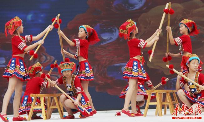 图1：莽山瑶族儿童表演“花棍舞”.jpg