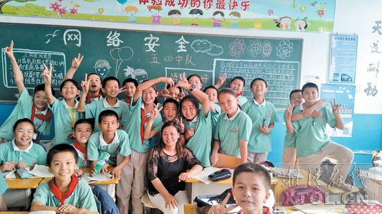  援疆教师黄建群在高昌区第三小学学生眼中既是老师也是朋友，来自湘潭的老师们都能很快融入孩子们中间。