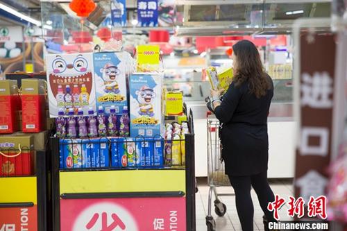 资料图：山西太原某超市，消费者正在挑选商品。<a target='_blank' href='http://www.chinanews.com/'>中新社</a>记者 张云 摄