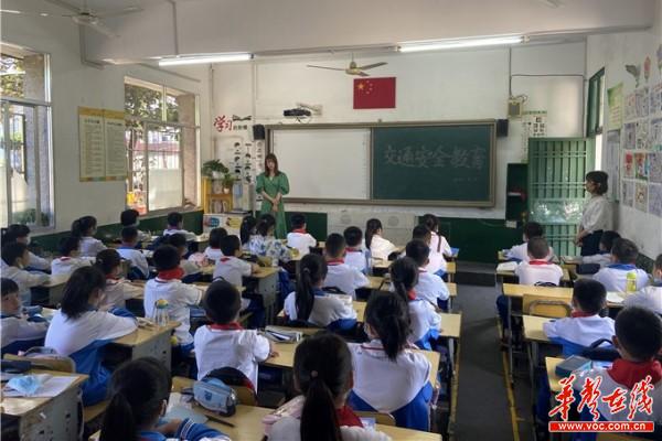 3、平江城北学校：交警为孩童撑起“平安保护伞”1.jpg