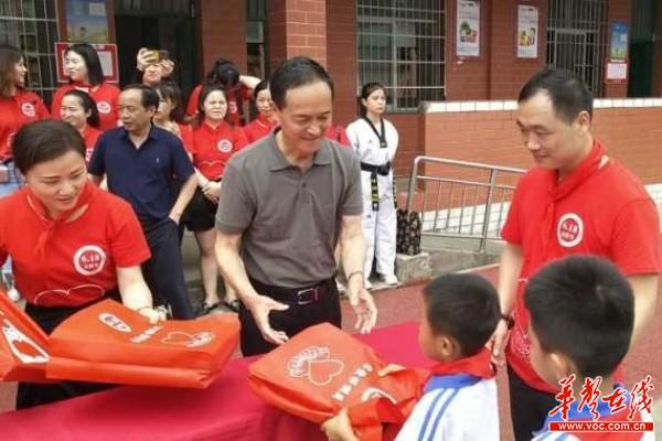 2.娄底市民办教育协会 培训教育分会到石冲口镇明德小学举行关爱留守儿童捐赠活动2.jpg