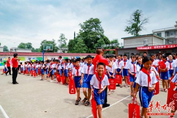 2.娄底市民办教育协会 培训教育分会到石冲口镇明德小学举行关爱留守儿童捐赠活动3.jpg