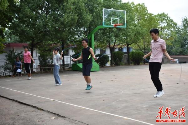 永济镇中学庆教师节活动报道文稿：让我们都跳起来吧1.jpg