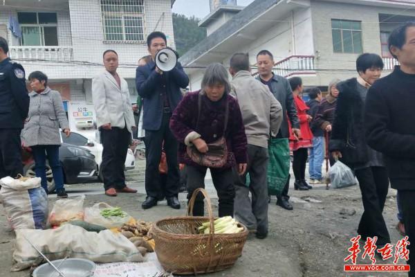 石冲口镇持续整治马路市场，助力美丽乡村建设(1)1.jpg