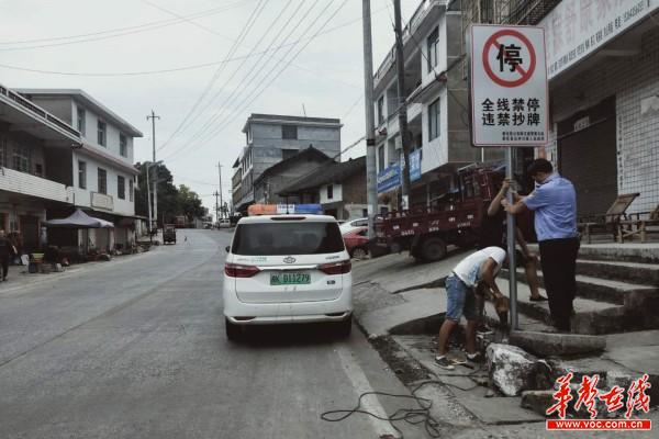 石冲口镇持续整治马路市场，助力美丽乡村建设(1)2.jpg