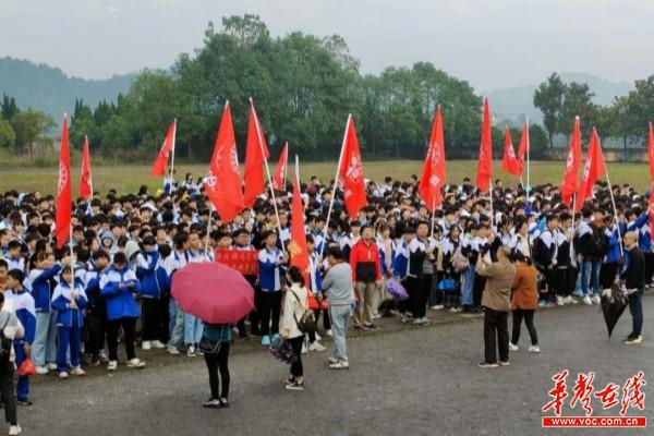 新化四中组织开展首届“60华里远足”活动(1)1.jpg