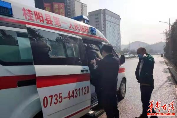 【警医合作】桂阳交警护送受伤老人及时就医 1.jpg