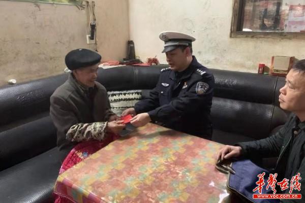 桂阳交警到驻村扶贫村走访慰问(1)(1)2.jpg