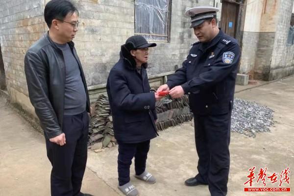 桂阳交警到驻村扶贫村走访慰问(1)(1)3.jpg