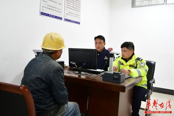 常德公安交警四大队：“两车”集中整治 首例无证驾驶被拘留1.jpg