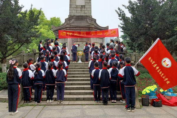 330衡阳雁峰区联盟山学校开展清明祭英烈活动2.jpg