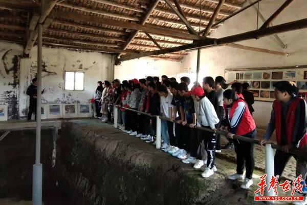 42安乡五中团委组织学生参观汤家岗遗址（1）2.jpg