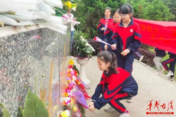 42衡阳雁峰区：白沙实验清明祭扫4.jpg