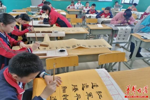 怀化市靖州县举办“庆祝建党100周年”中小学生书法比赛2.jpg