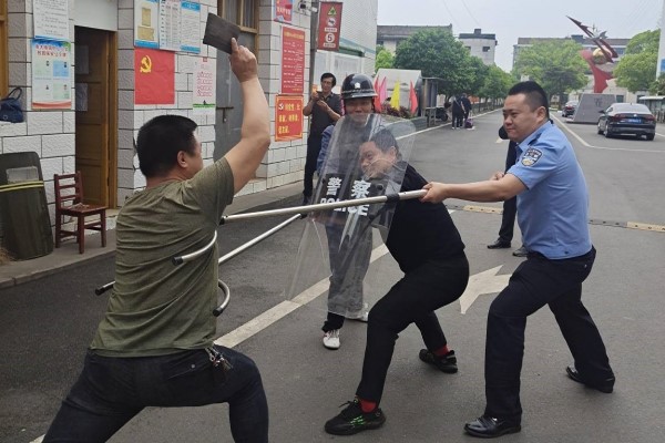 5 南大膳镇中心小学：反恐防暴演练，守护校园安全1.jpg