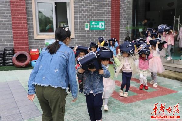 防震减灾 平安相伴——开福区钱隆世家幼儿园开展防震应急疏散演练活动4.jpg