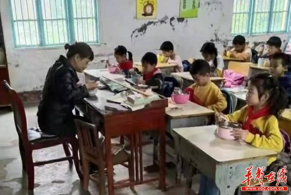 5常德市六合小学光盘行动从娃娃抓起3.jpg