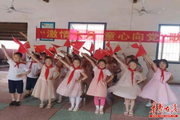 5安乡县官陵湖中心小学精彩纷呈的六一儿童节1.jpg
