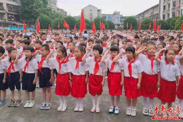 城南小学：“红领巾  心向党”2.jpg