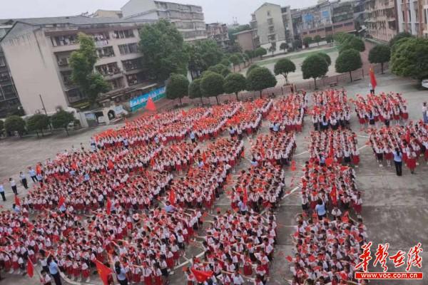 城南小学：“红领巾  心向党”3.jpg