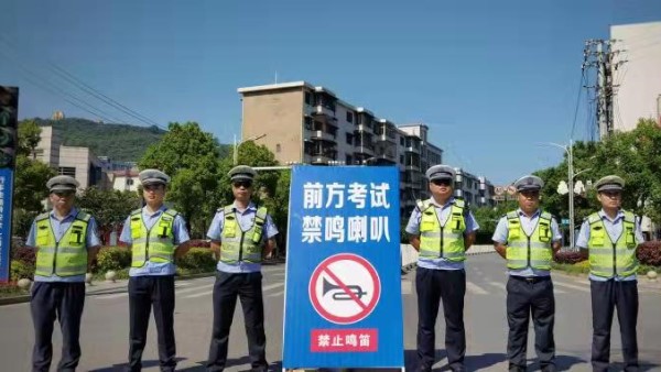 桂阳交警全力护航首日高考1.jpg